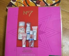 No7 Skincare Essentials Set / 5 Pieces / NEW