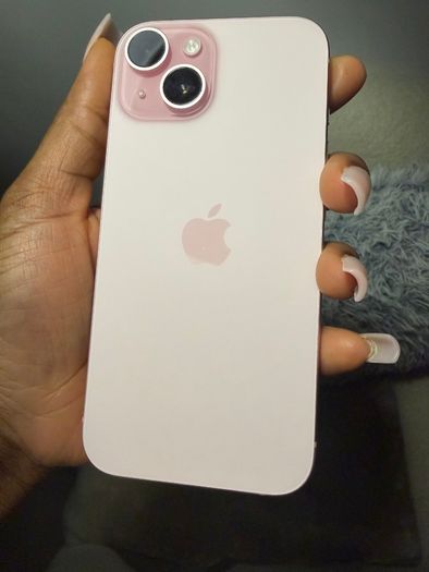 iphone 15- good as new with no scratches & with new phone accessories
