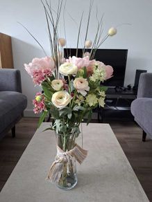 Artificial flower arrangement with glass vase