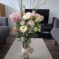 Artificial flower arrangement with glass vase