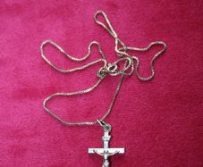 9ct Yellow Gold 375 Pendant Cross on a 9ct Yellow Gold 375 Chain Necklaces 3,5g