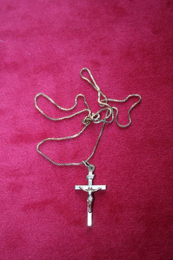 9ct Yellow Gold 375 Pendant Cross on a 9ct Yellow Gold 375 Chain Necklaces 3,5g