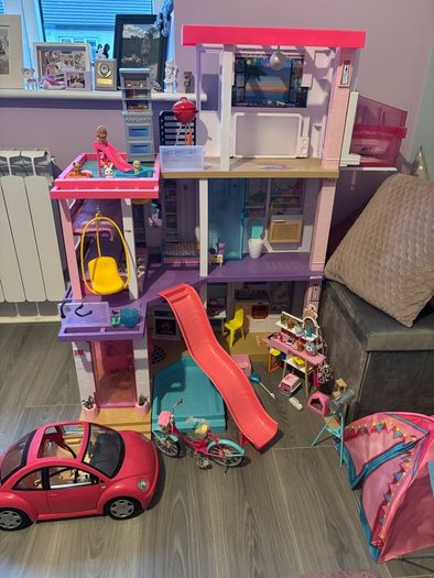 Barbie dream house like new + extras