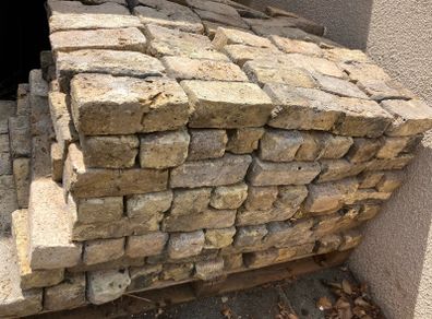 Reclaimed yellow bricks (250-300)