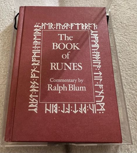 The Book Of Runes Ralph Blum(very rare)