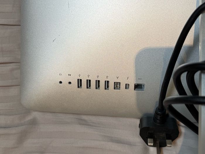 Apple iMac 21.5 inch Mid 2011 Core i5 - needs hard drive/OS