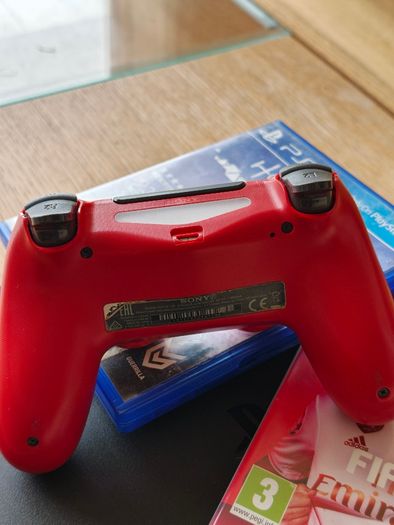 PS4 Slim 500GB + 1 controller + 2 Games
