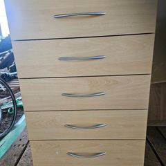 5-drawer chest of drawers in a light wood.