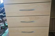 5-drawer chest of drawers in a light wood.