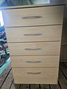 5-drawer chest of drawers in a light wood.