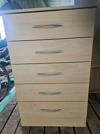 5-drawer chest of drawers in a light wood.