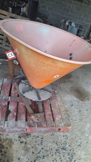 fertiliser spreader