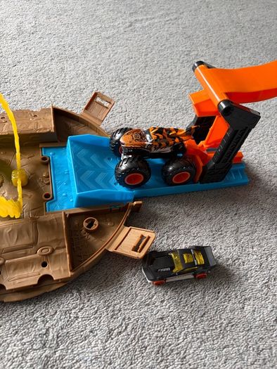 Hotwheels Portable Monster Truck Set
