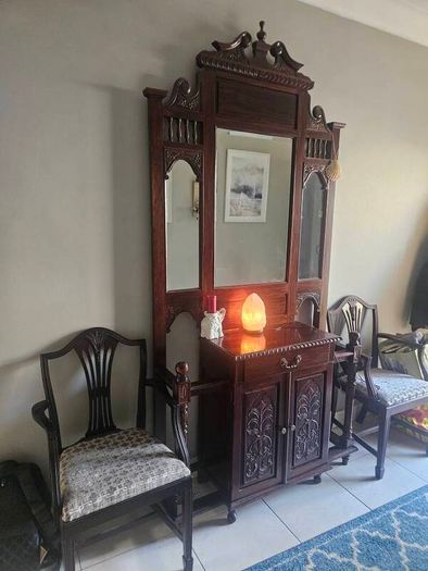 Cabinet with 2 chairs