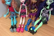 4 monster high dolls
