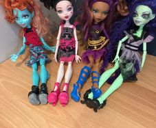 4 monster high dolls