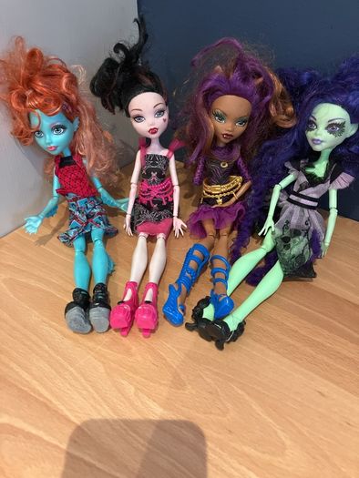 4 monster high dolls