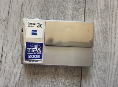 Sony digital camera DSC-T7