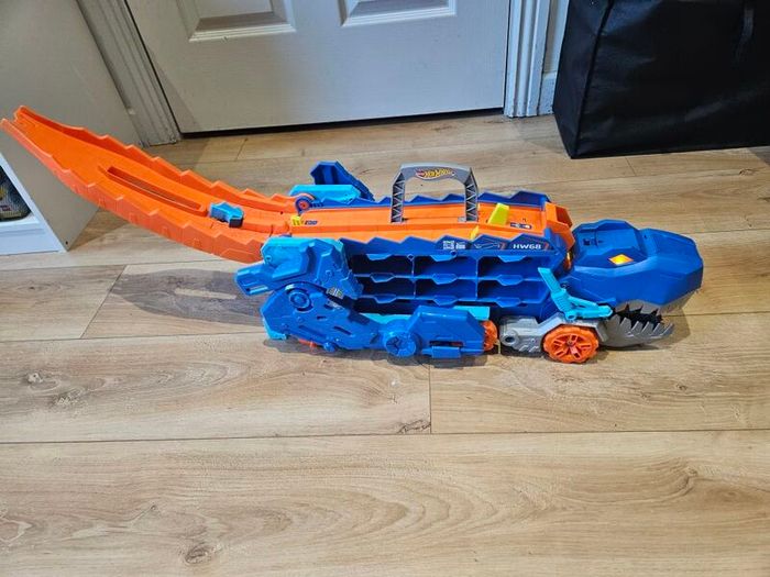 Hot Wheels City Let's Race Ultimate T-Rex Transporter Playset