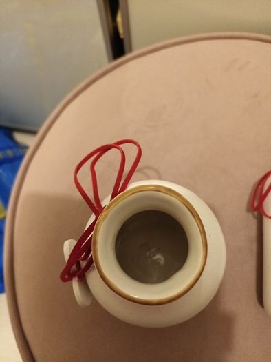 2 valentines vases with Heart detail
