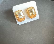 Stylish gold-tone earrings in excellent/new condition.