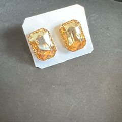 Stylish gold-tone earrings in excellent/new condition.