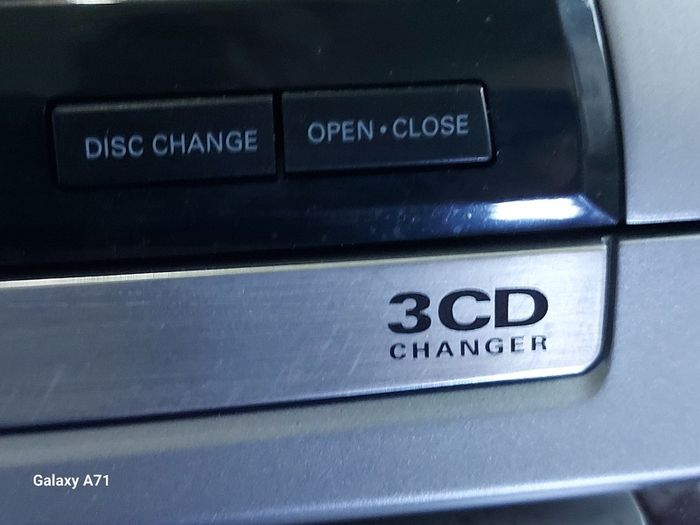 Philips Mini HIFI Systejm, Model FW530C, Radio, 3 CD changer and Dual Tape, in excellent cosmetic condition