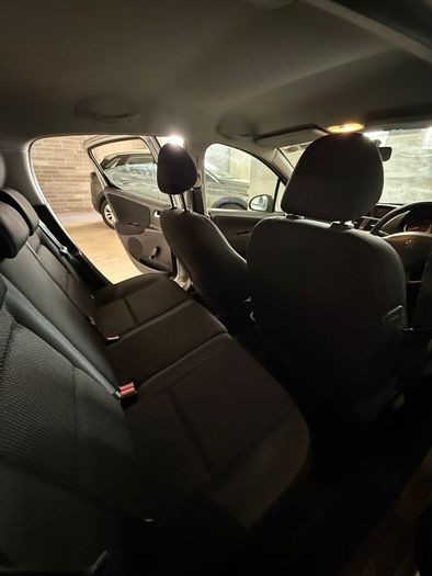 peugoet 207 1.4 16v 2012