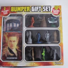 BBC Doctor Who Adventures Gift Set 10  monster figures and 2 collectable action cards