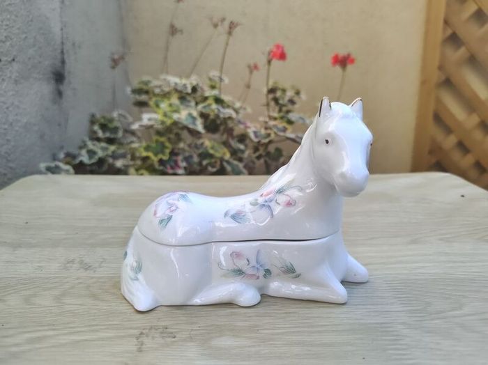 Aynsley "Little Sweetheart" trinket boxes figures