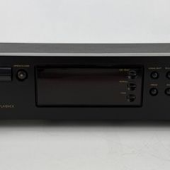 Marantz CD player - CD5000 - includes Marantz remote control - plus stack of free CDs