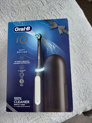 Oral-B iO Series 3 Electric Toothbrush Gift Edition in Matt Black