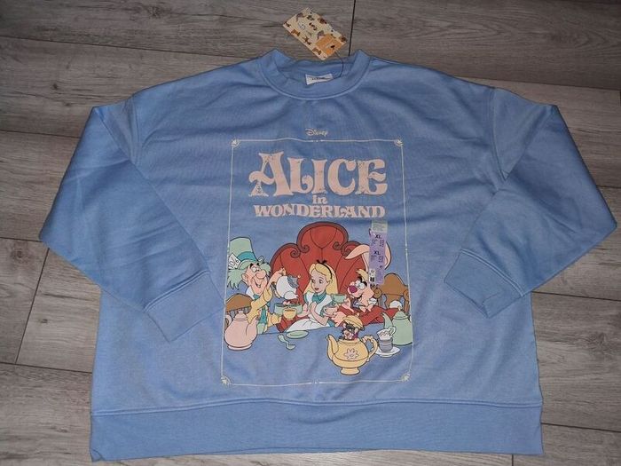 x2 Bundle - Brand New Disney Alice In Wonderland Jumper - RRP - 12.00 & Dunnes Stores Straight Fit T-Shirt - Size - XL