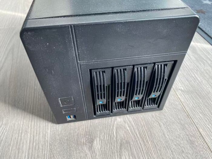 Custom/DIY 4-bay NAS