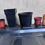 4 plastic flower pots Image 2