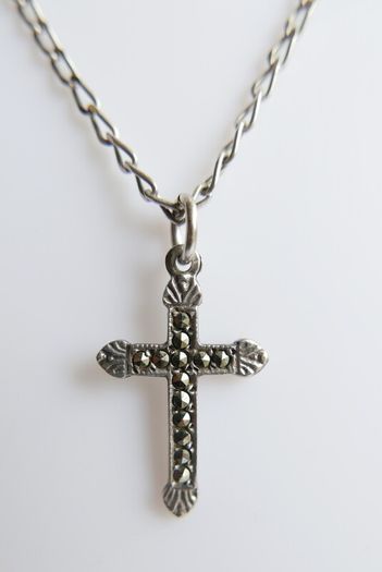 Vintage 925 Sterling Silver Cross Pendant Necklace with Marcasite detail