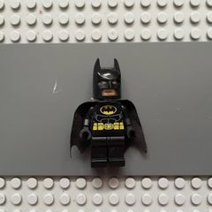 lego super heroes sh0016 Batman minifigure - Black Suit with Yellow Belt and Crest (Type 1 Cowl)