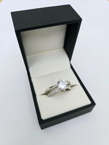 Brand New 9ct White Gold Dress Ring