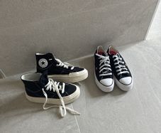 2 pairs of unworn converse
