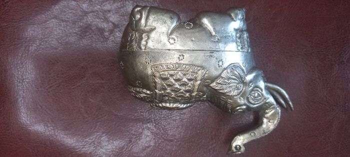 Vintage jewelry is sold individually for 5 to 10 euros