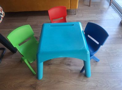 Kids table and chairs
