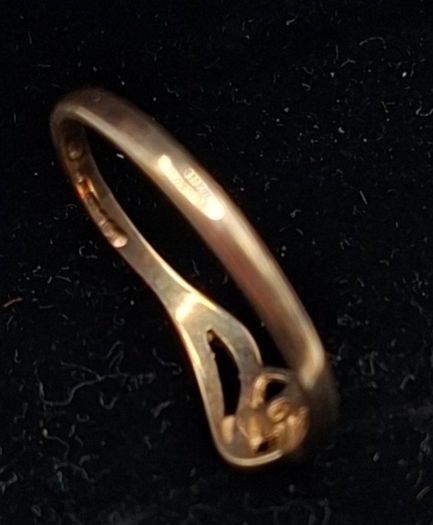 9ct yellow gold ring