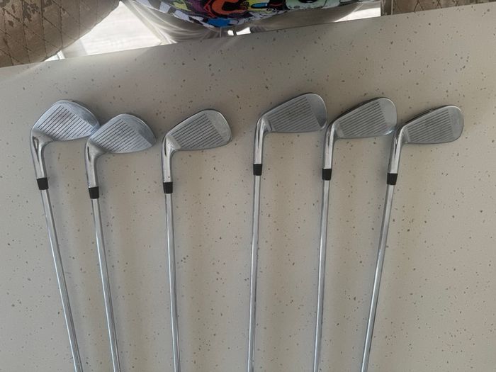 Wilson D9 Irons 5 pw z grip.