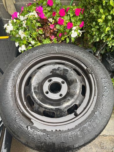 Peugeot 208 set of wheels with hubcaps