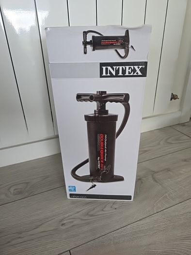 Inflatable mattrass with foot pump