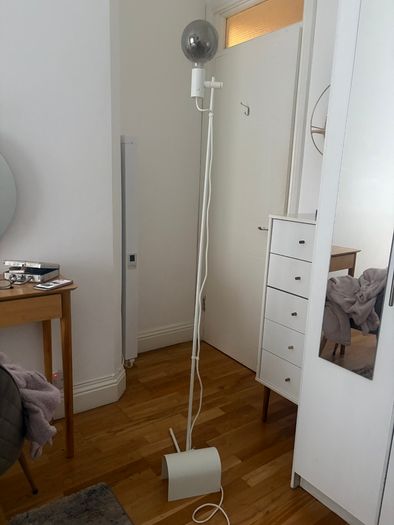 Floor lamp with LED bulb