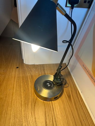 Desk lamp with integrated wireless charger