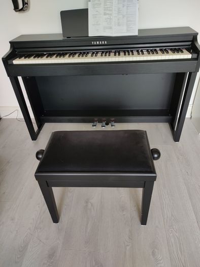 Yamaha Calvinova CLP-525 Piano