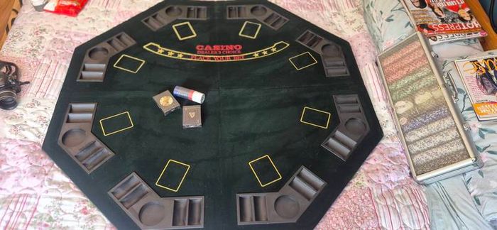 poker table (foldable) with chip set