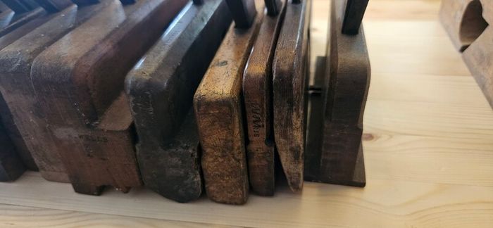 Mathieson plough plane and 17 moulding planes